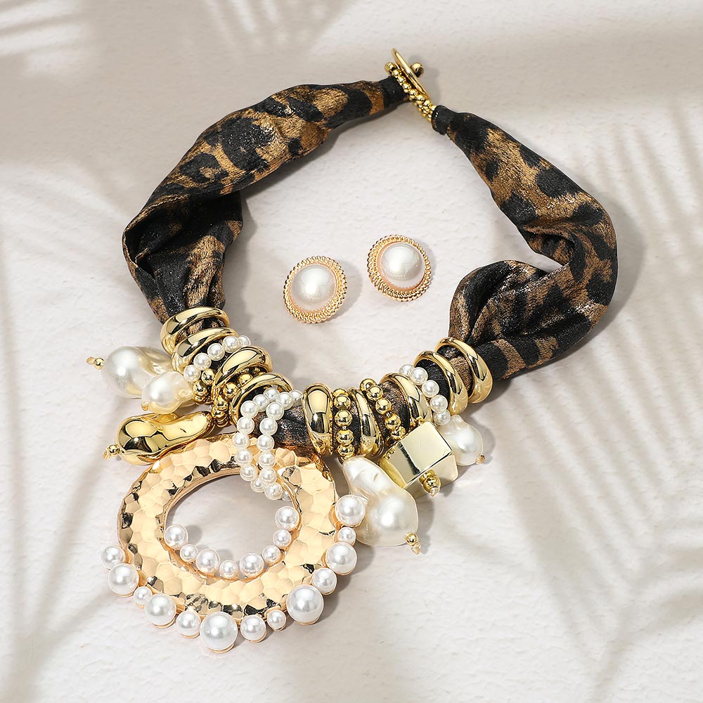 Bold Impression Necklace Set